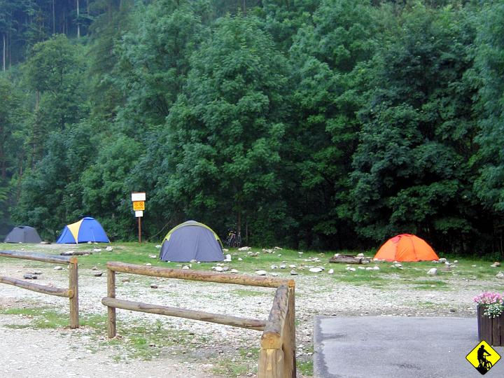 Karta1_ 001.jpg - Wspomniane namiotowisko (wcześniej podobno było parkingiem).